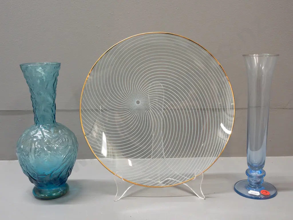 3 glass pieces - Italian art glass plate with spiral decoration and gilt rim, moulded retro glass vase and a light blue Image 1++
