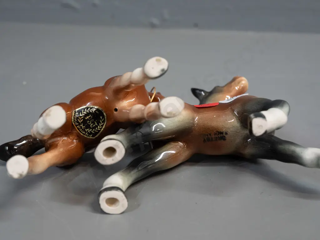 5 small horse figures - 3 small Beswick, a Bretby H-120 L-120 and one with unknown maker P&J sticker Image 1++