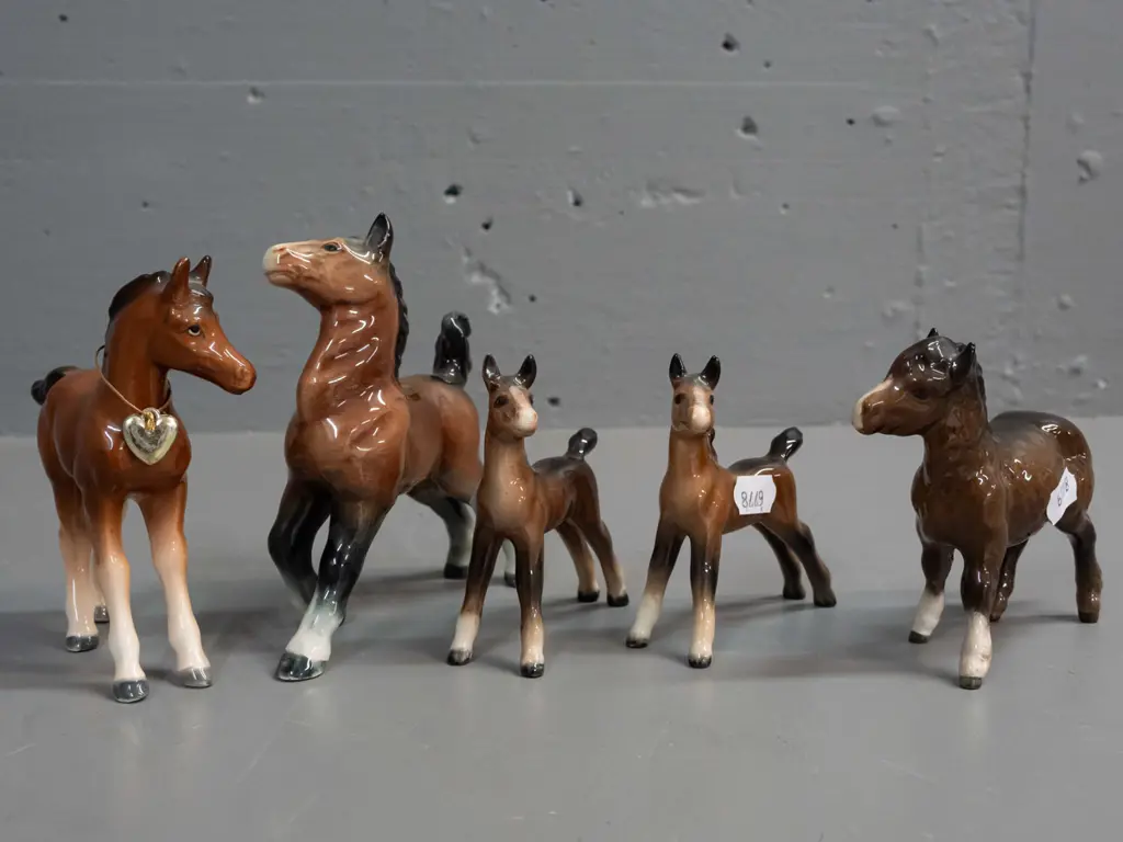 5 small horse figures - 3 small Beswick, a Bretby H-120 L-120 and one with unknown maker P&J sticker Image 1++