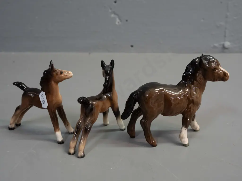 5 small horse figures - 3 small Beswick, a Bretby H-120 L-120 and one with unknown maker P&J sticker Image 1++