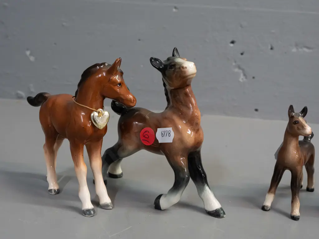 5 small horse figures - 3 small Beswick, a Bretby H-120 L-120 and one with unknown maker P&J sticker Image 1++