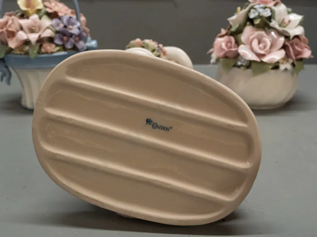 3 "Cosmos" porcelain ornaments with fine floral detail - figure H-290 and 2 flower baskets Image 1++