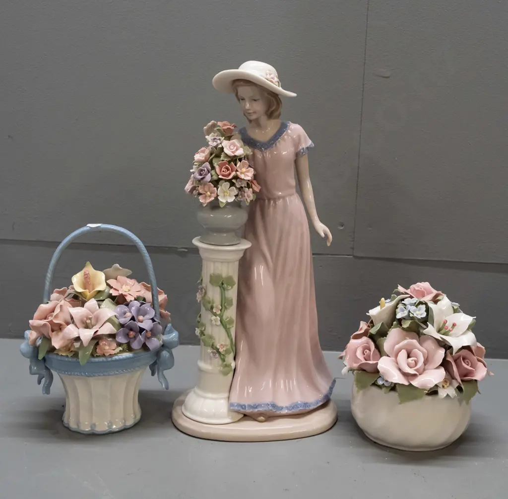 3 "Cosmos" porcelain ornaments with fine floral detail - figure H-290 and 2 flower baskets Image 1++