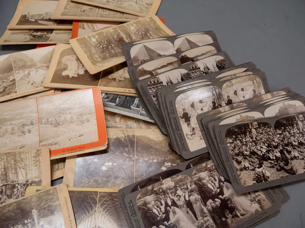 vintage stereoscope marked Underwood & Underwood New York and box of stereo view cards including New Zealand scenes Image 1++