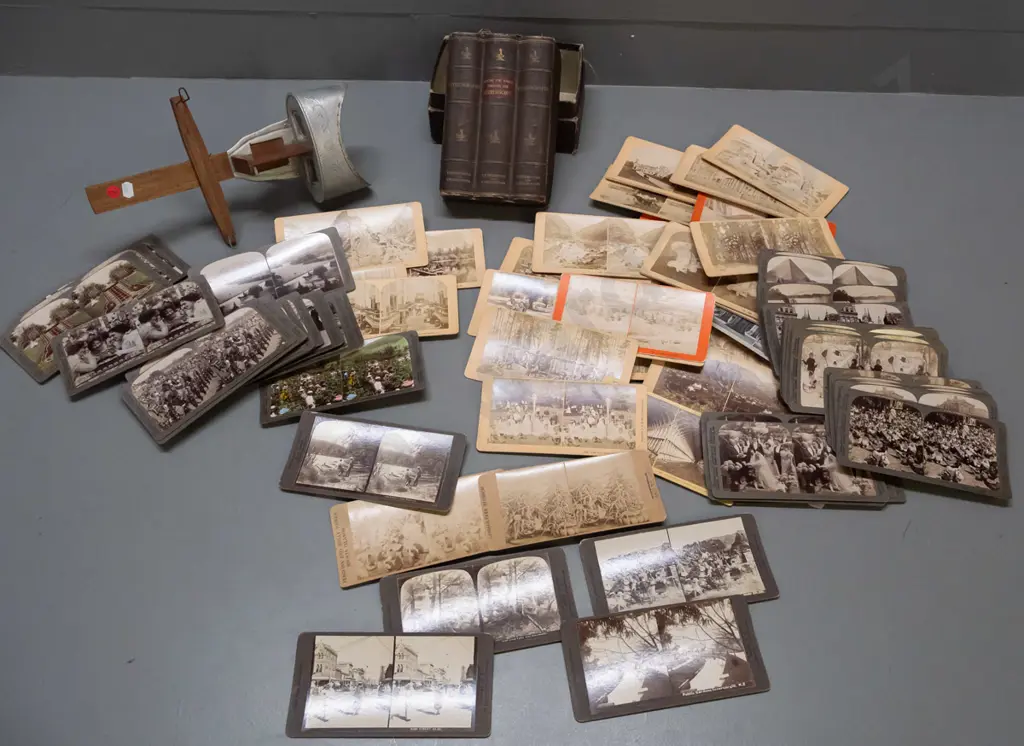 vintage stereoscope marked Underwood & Underwood New York and box of stereo view cards including New Zealand scenes Image 1++