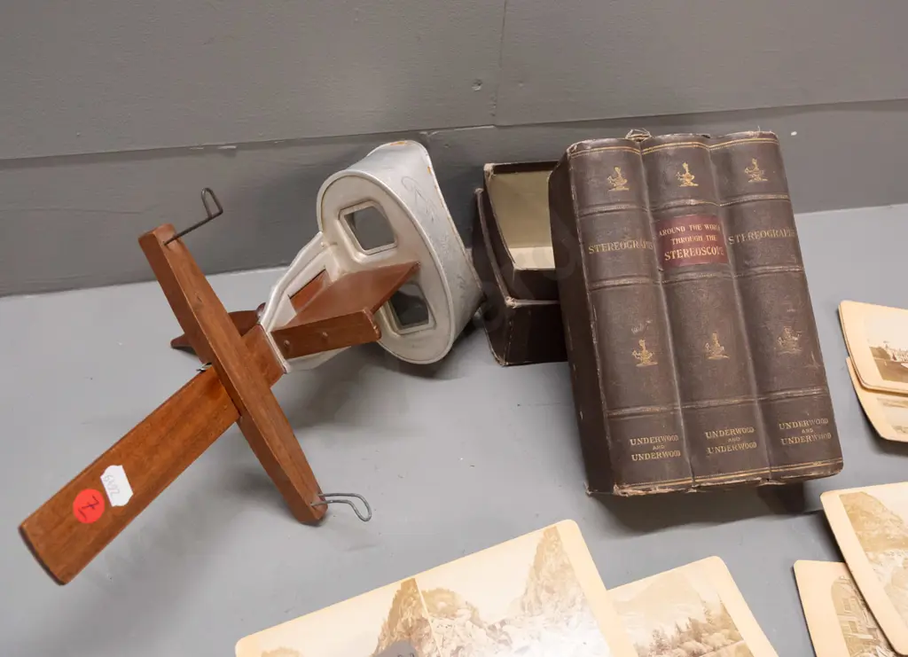 vintage stereoscope marked Underwood & Underwood New York and box of stereo view cards including New Zealand scenes Image 1++