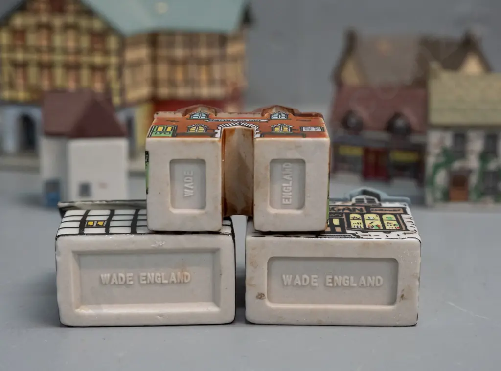 17 assorted Wade ceramic cottages and a printed plastic model inn H-100 Image 1++