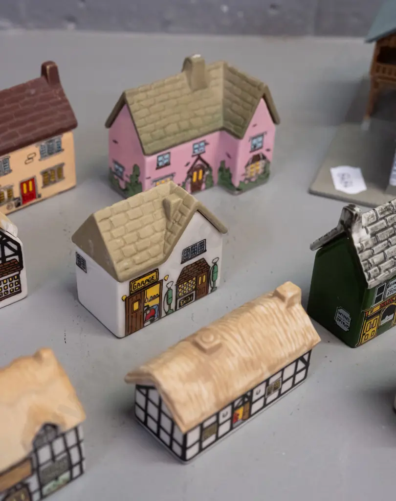 17 assorted Wade ceramic cottages and a printed plastic model inn H-100 Image 1++
