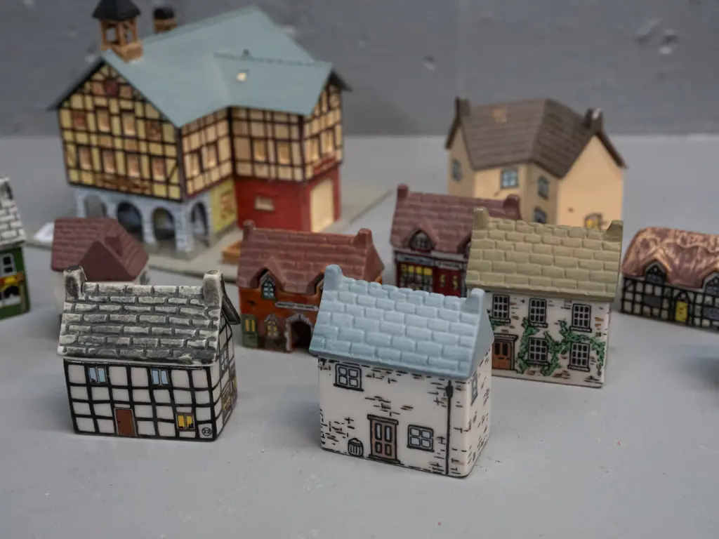 17 assorted Wade ceramic cottages and a printed plastic model inn H-100 Image 1++
