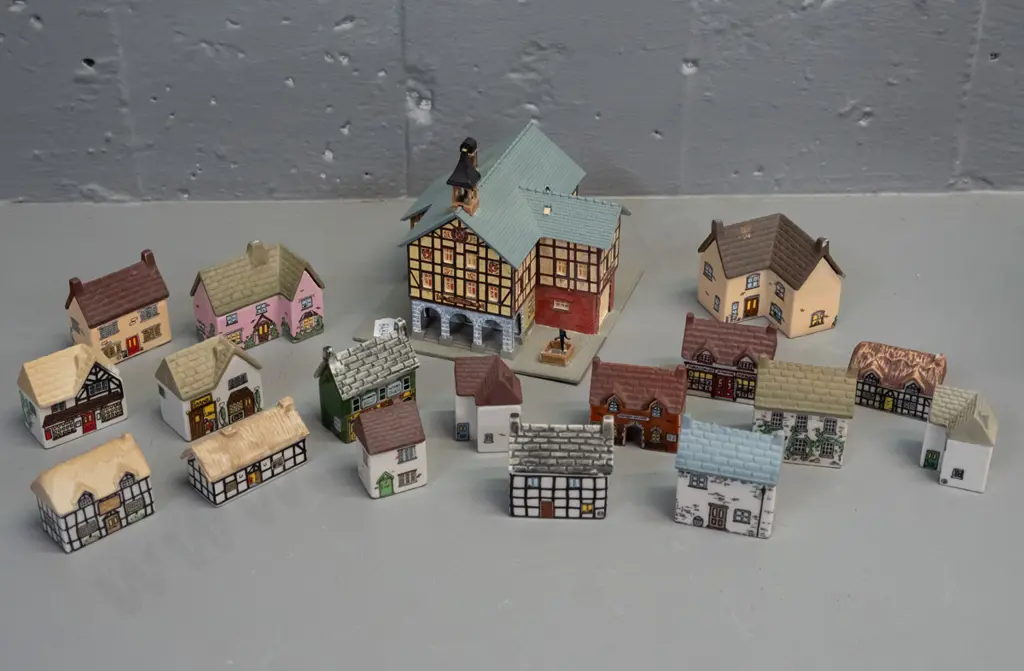 17 assorted Wade ceramic cottages and a printed plastic model inn H-100 Image 1++