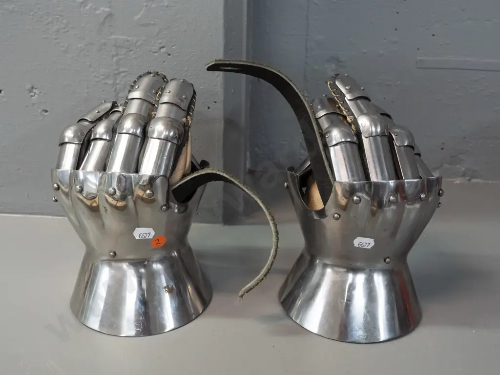 pair of armoured gloves or gauntlets - articulated steel with leather liner - some spots of corrosion L-260 W-140 Image 1++