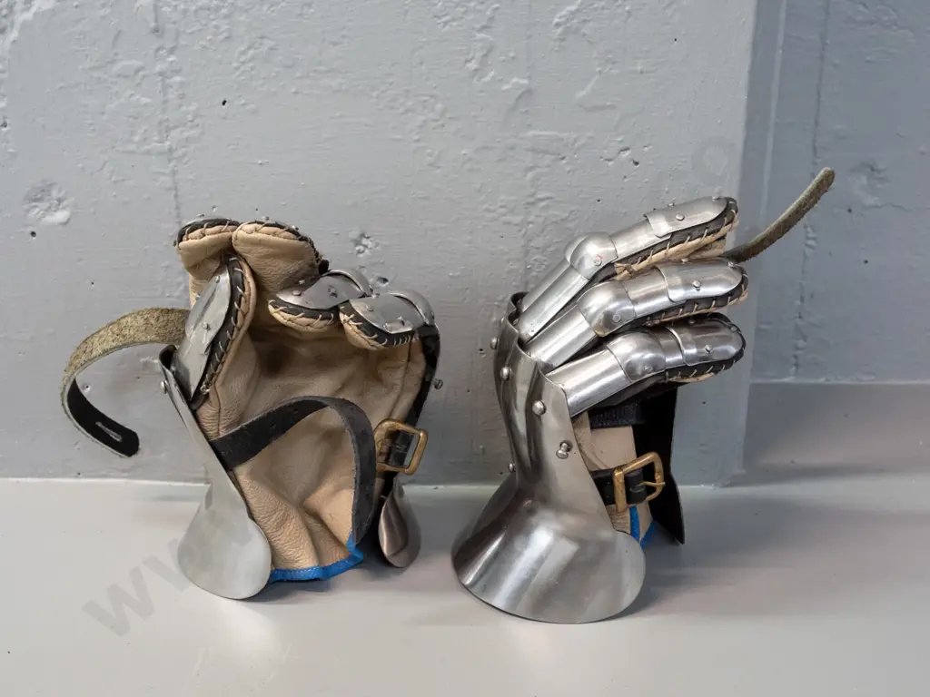 pair of armoured gloves or gauntlets - articulated steel with leather liner - some spots of corrosion L-260 W-140 Image 1++