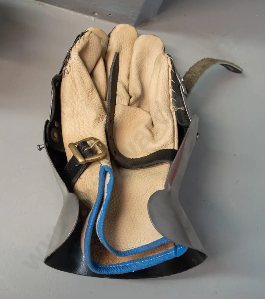 pair of armoured gloves or gauntlets - articulated steel with leather liner - some spots of corrosion L-260 W-140 Image 1++