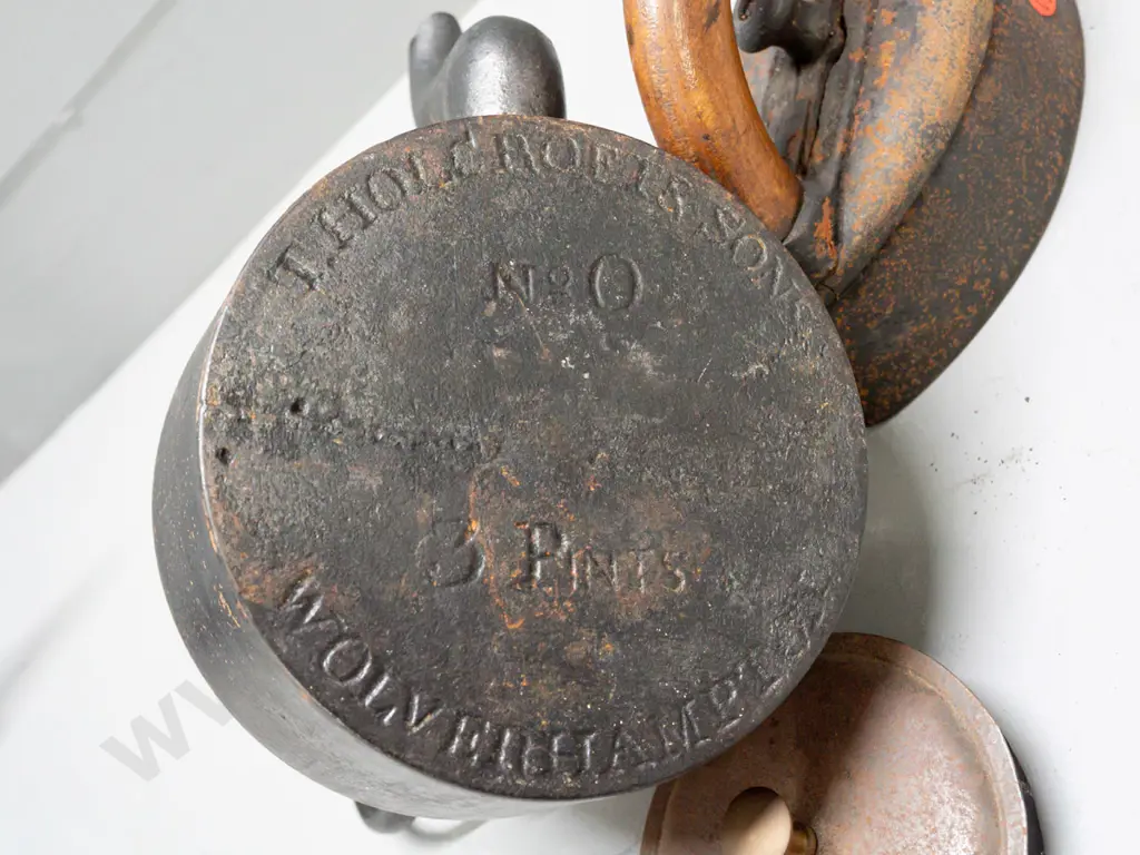 cast iron kettle H-230 L-230 and a vintage sad iron with wood handle - kettle marked T Holcroft & Son Wolverhampton Image 1++