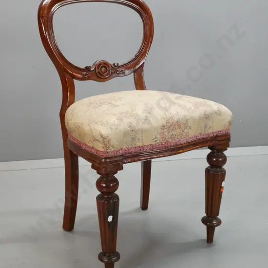Victorian mahogany balloon back chair with turned fluted front legs - some wear to fabric and loose gimp H-870 W-470