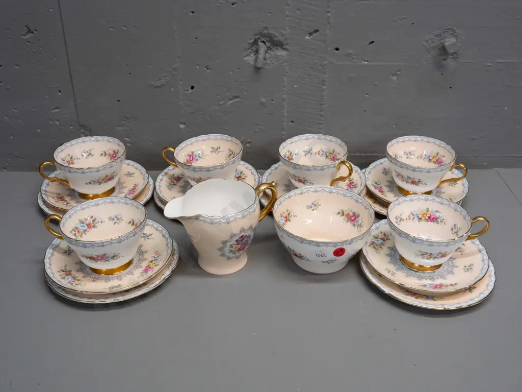 Shelley "Crochet" pattern tea ware - 6 trios, cream & sugar - some wear to gilt on handles Image 1++