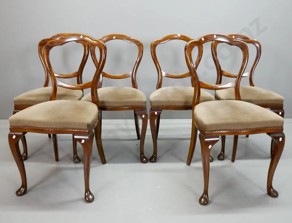 colonial cedar round breakfast table with tilt mechanism on turned pedestal base on 3 sweeping carved legs & lions paw Image 1++