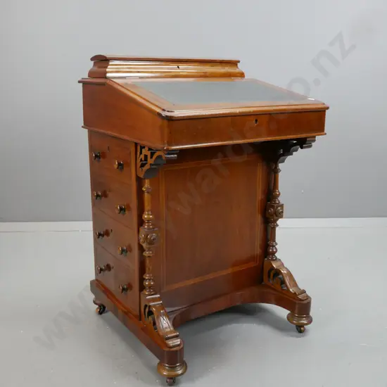 Victorian walnut Davenport desk with boxwood and cross banded kingwood veneer, slanted top with 3 small interior drawers