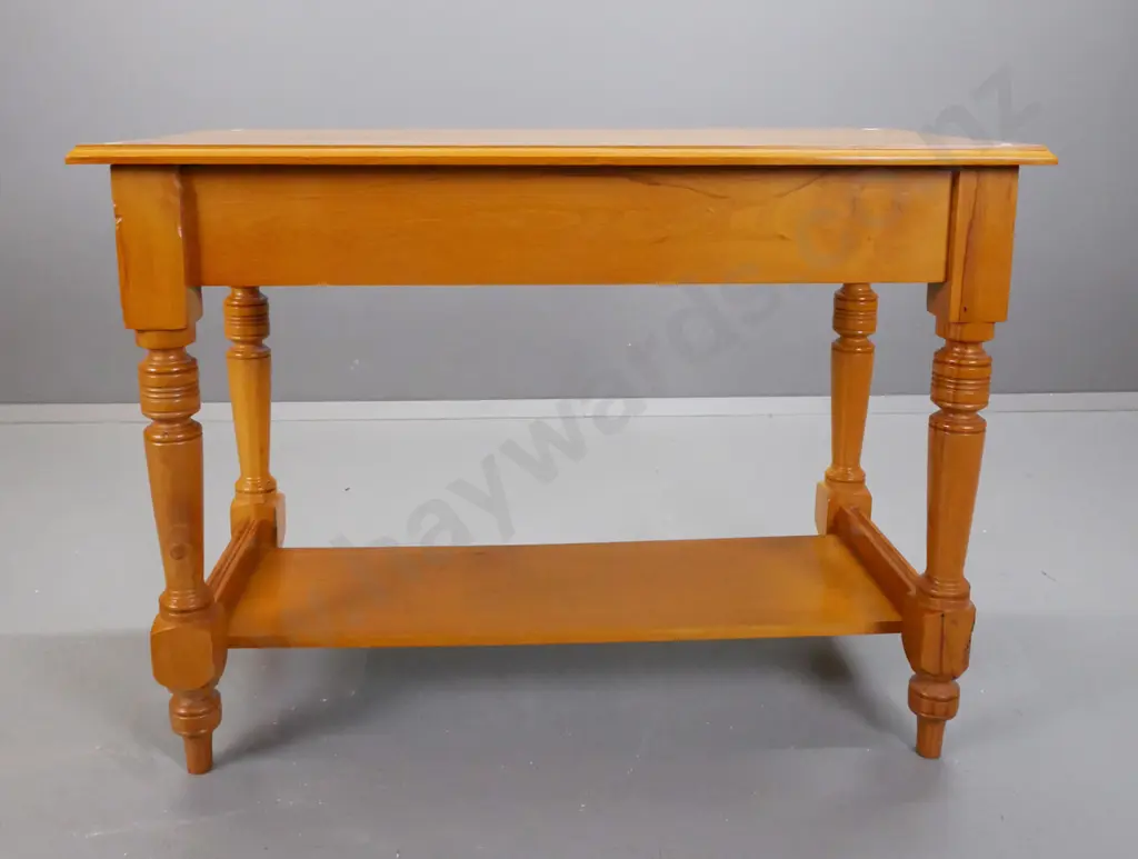 reproduction colonial-style rimu turned leg side table with lower shelf - minor scratches & stains to top H-770 W-1040 Image 1++