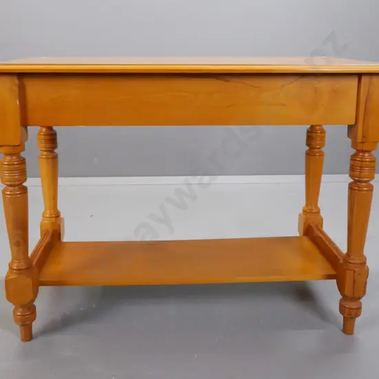 reproduction colonial-style rimu turned leg side table with lower shelf - minor scratches & stains to top H-770 W-1040