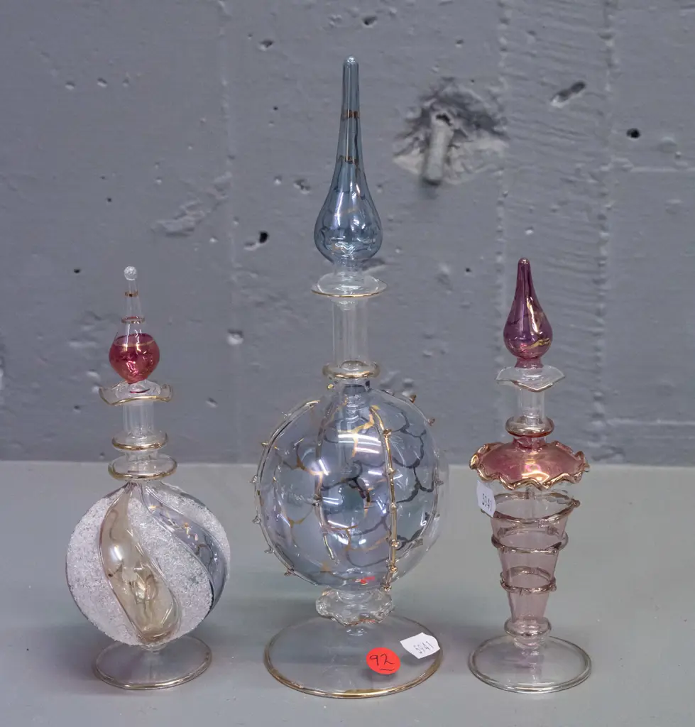 3 delicate Venetian-style glass stoppered scent bottles with gilt decoration - tallest is H-250 Image 1++
