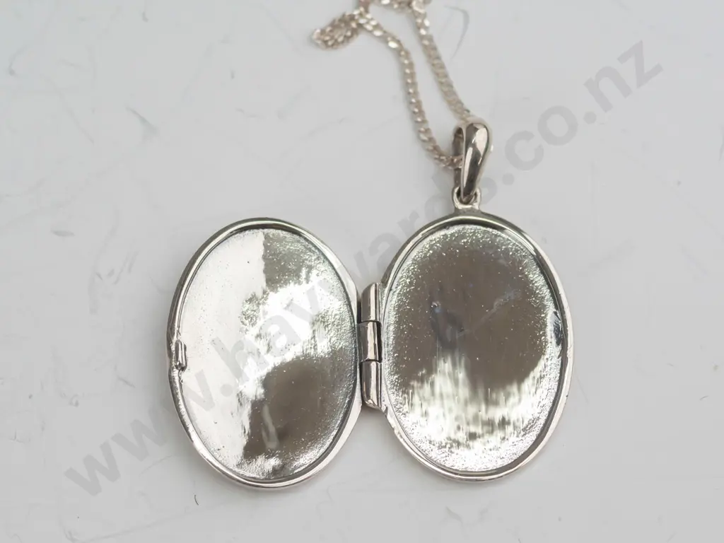 sterling silver tree themed locket and chain Image 1++