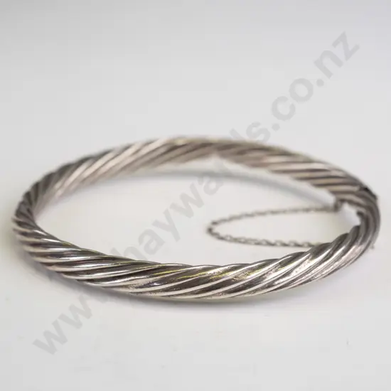 silver bangle with safety chain stamped 925 14gm
