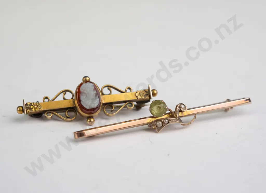 2 bar brooches both stamped 9ct Image 1++