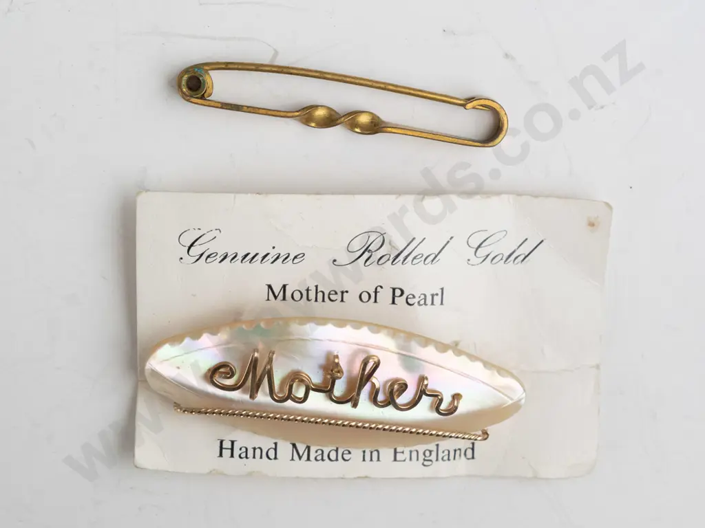 mother of pearl brooch with 'Mother' & bar brooch no marks Image 1++
