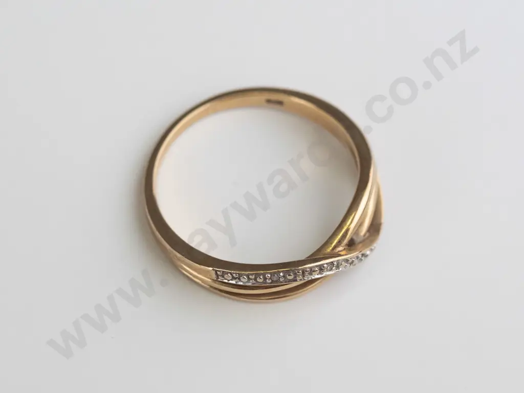 9ct crossover 5  diamond ring i diamond missing 2.8gms Size N.5 Image 1++