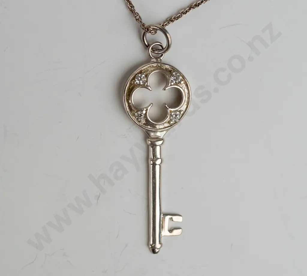 silver key necklace stamped 925 Image 1++