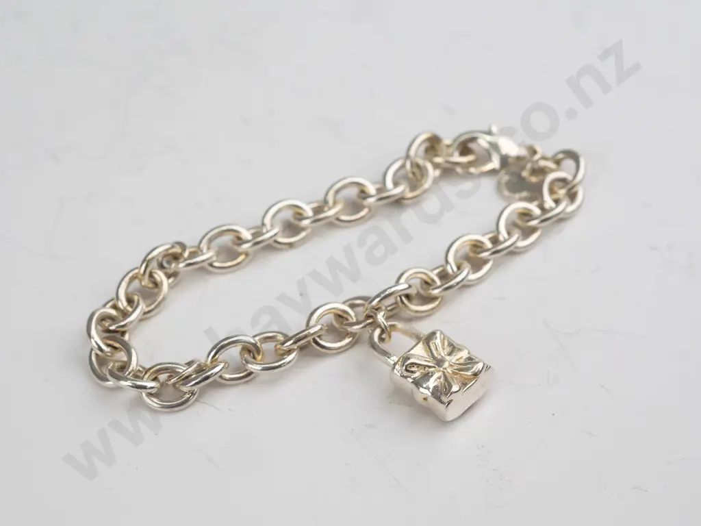 sterling silver bracelet with padlock charm 22gm Image 1++