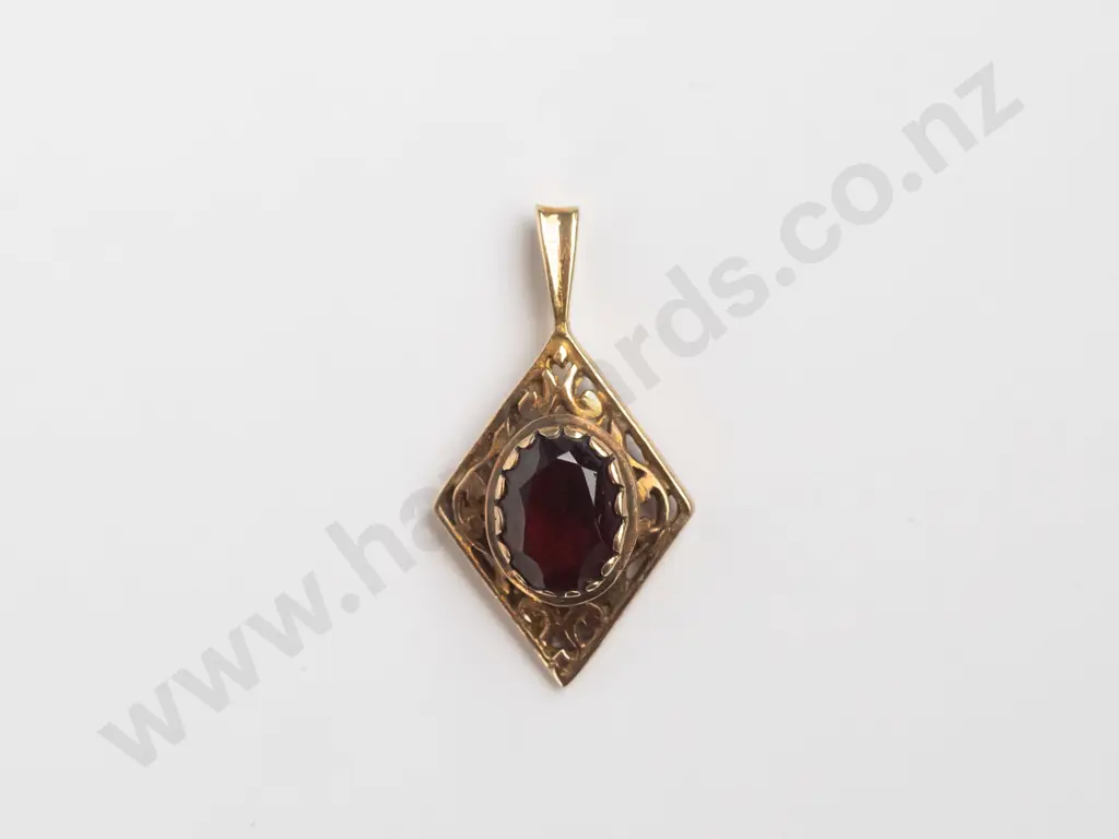 9ct diamond shaped garnet pendant no chain 1.2 gms Image 1++