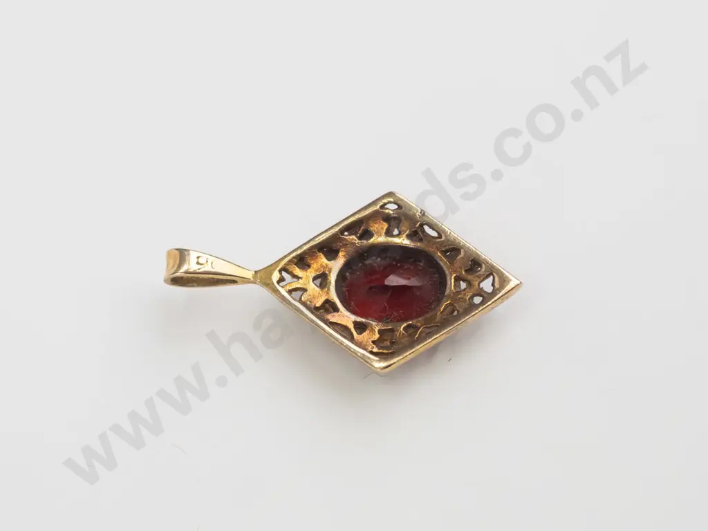 9ct diamond shaped garnet pendant no chain 1.2 gms Image 1++