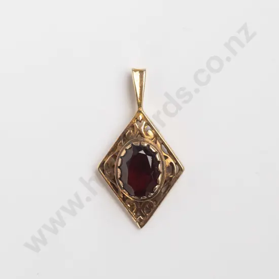9ct diamond shaped garnet pendant no chain 1.2 gms