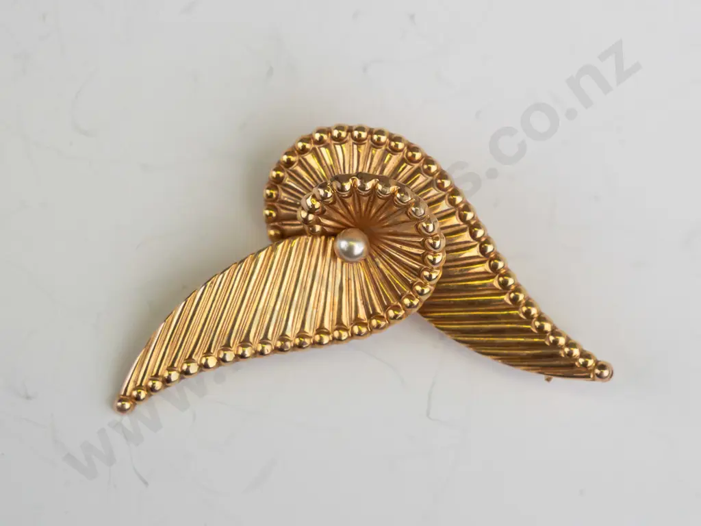 rolled gold brooch Image 1++