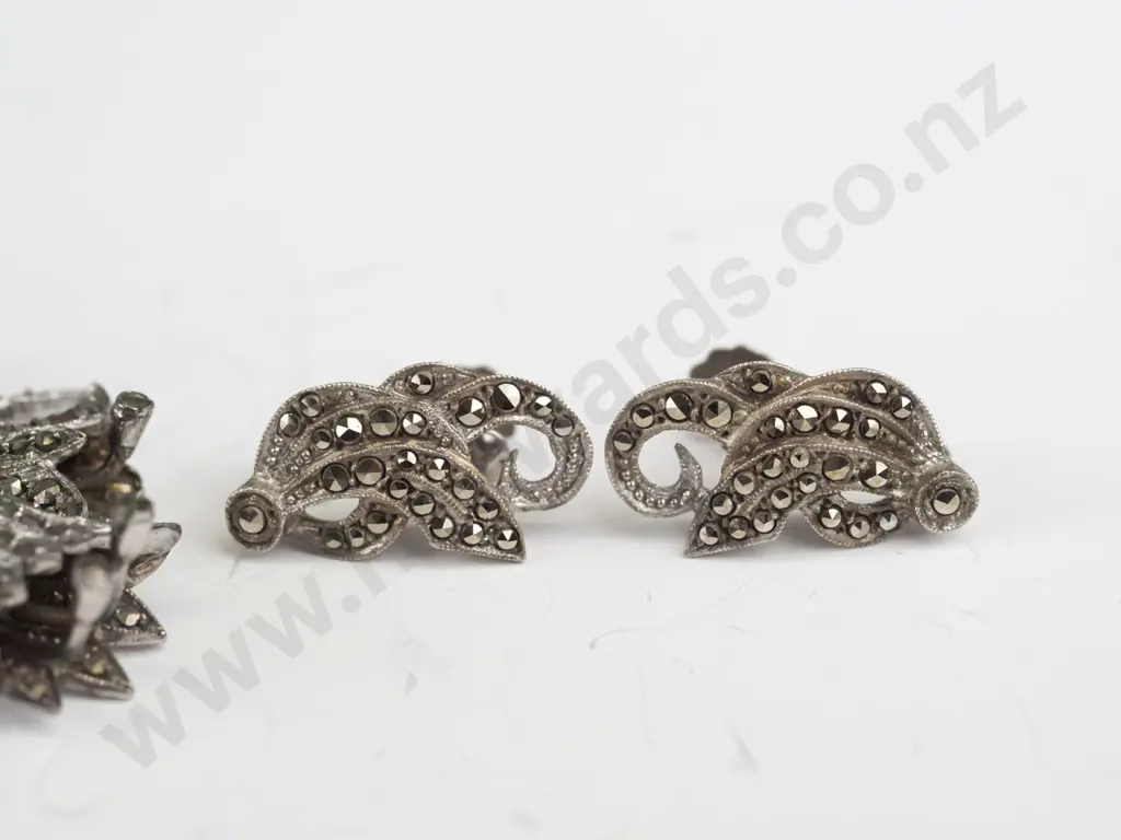 3x sterling silver and cz brooches, 1x pair of screw on earrings Image 1++