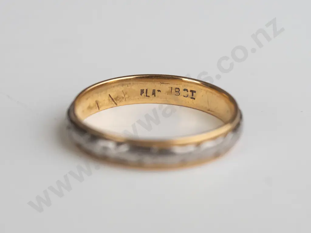 18ct wide band with star engraved pattern 4.8gms Size O Image 1++