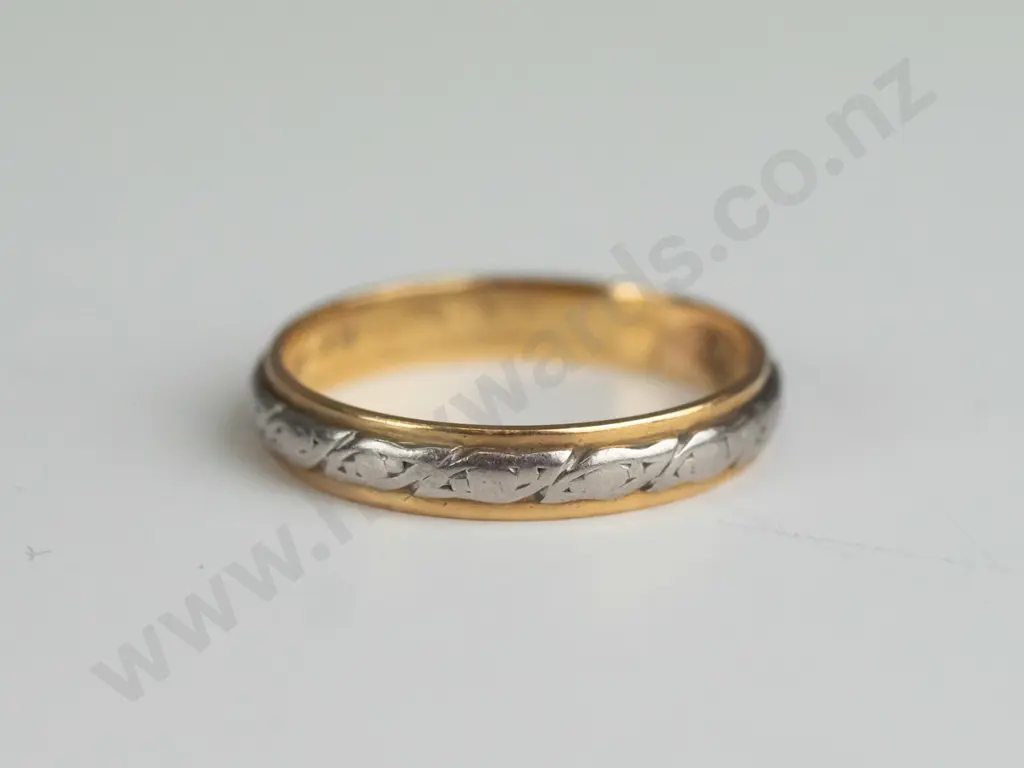 18ct wide band with star engraved pattern 4.8gms Size O Image 1++