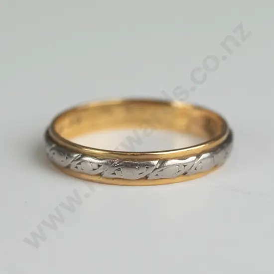 18ct wide band with star engraved pattern 4.8gms Size O