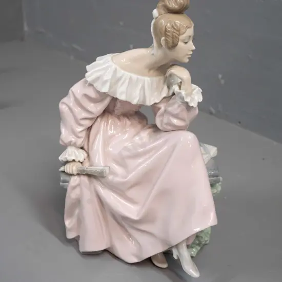 Lladro figurine - seated woman with fan and book H-300 W-180 at base