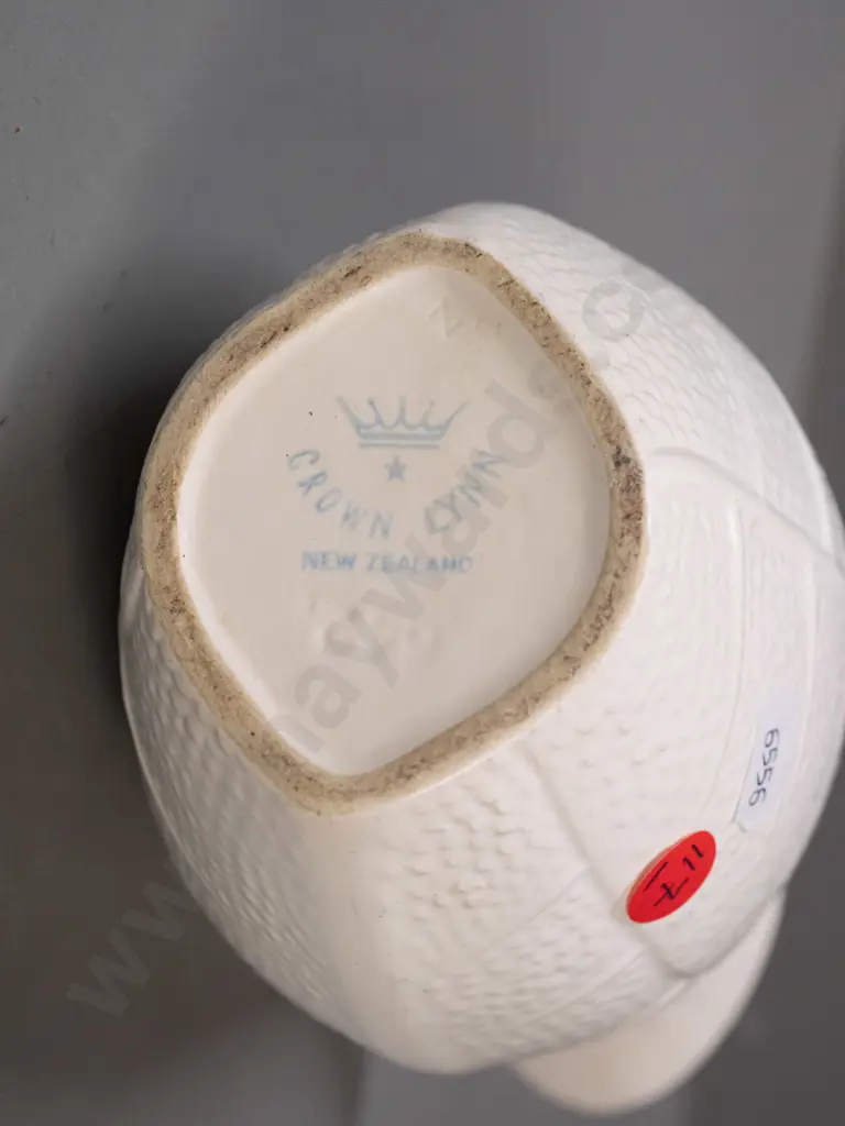 Crown Lynn leaf-shaped vase - marked .642. - H-200 Image 1++