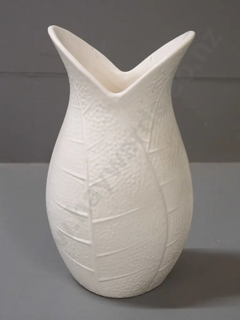 Crown Lynn leaf-shaped vase - marked .642. - H-200 Image 1++