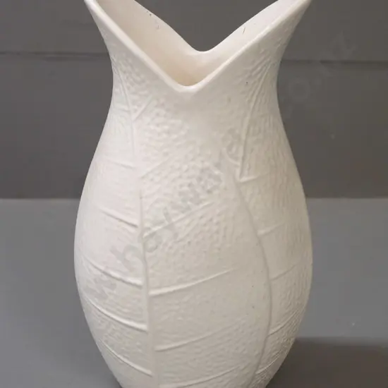 Crown Lynn leaf-shaped vase - marked .642. - H-200