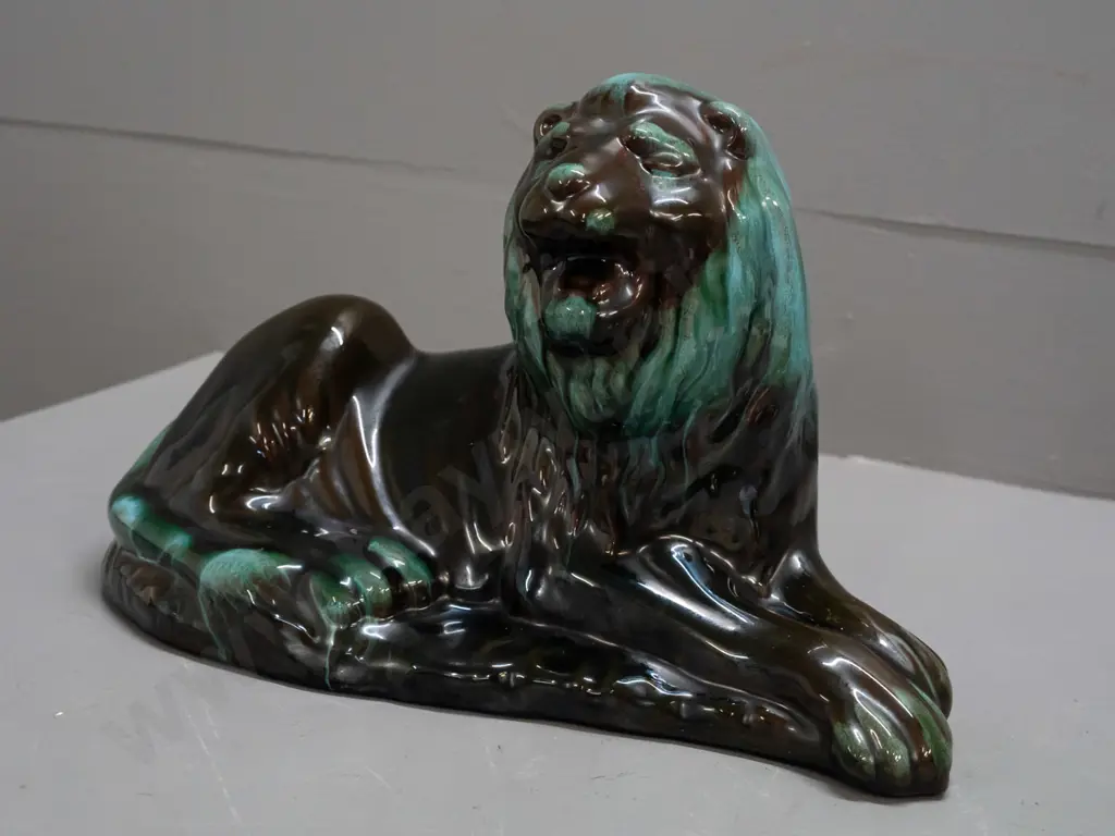 Blue Mountain pottery reclining lion figurine H-190 L-300 Image 1++