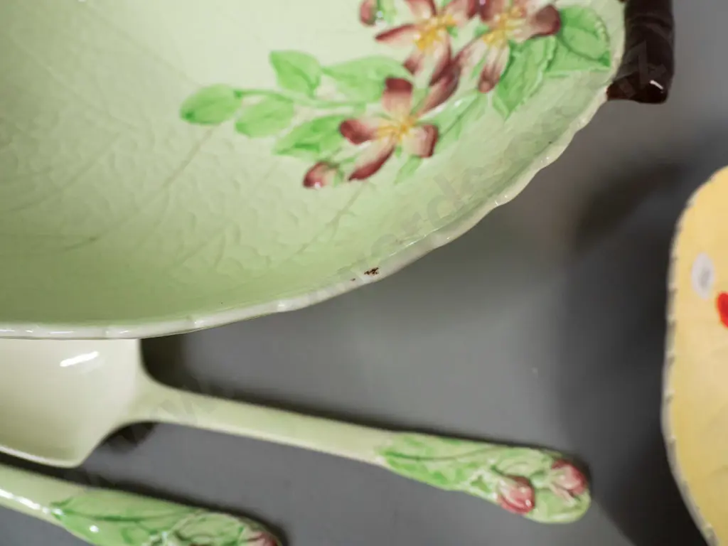 4 pieces of Carlton ware - leaf shaped salad bowl with servers, 2 trays, small sauce jug on tray. Spot of discolouration Image 1++