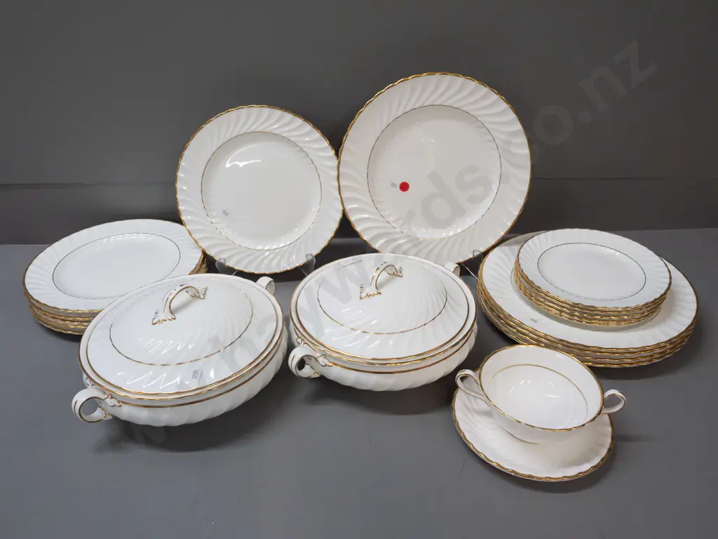 Aynsley white gilt-edged table ware - 2 lidded vegetable dishes, 5 dinner plates, 6 medium, 5 sides and a soup bowl and Image 1++