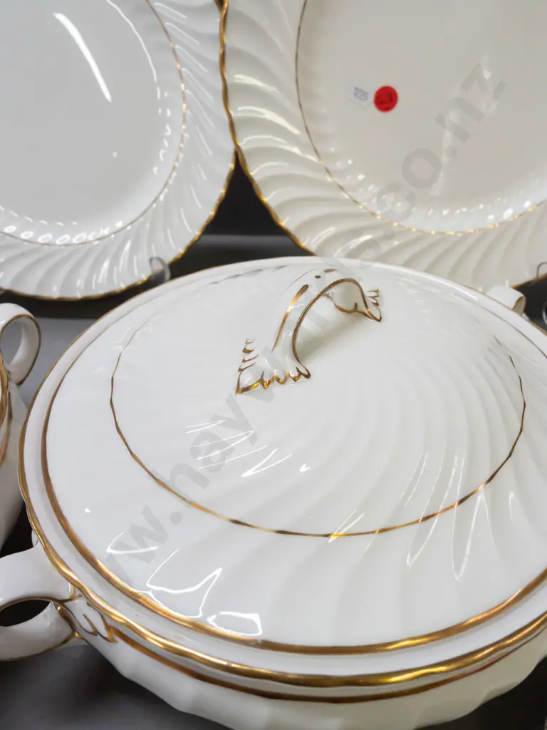 Aynsley white gilt-edged table ware - 2 lidded vegetable dishes, 5 dinner plates, 6 medium, 5 sides and a soup bowl and Image 1++