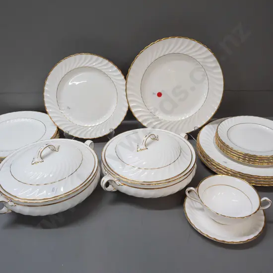 Aynsley white gilt-edged table ware - 2 lidded vegetable dishes, 5 dinner plates, 6 medium, 5 sides and a soup bowl and