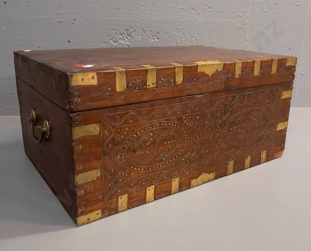 Indian dowry chest with carved hardwood with brass binding, inlaid decoration, swan-neck handles, mirror and glazed Image 1++